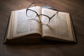 Otevřená kniha a brýle