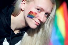 gender, pohlaví a sexualita mladý muž s duhou na obličeji