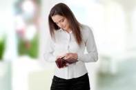 ilustrační obrázek - žena se dívá do peněženky ilustrační obrázek - žena se dívá do peněženky