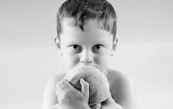 ilustrační obrázek – vystrašený chlapec ilustrační obrázek – vystrašený chlapec