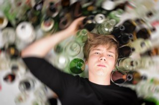 chlapec s lahvemi alkoholu chlapec s lahvemi alkoholu