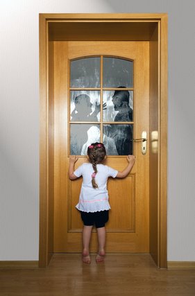 ilustrační foto: holčička a hádající se rodiče