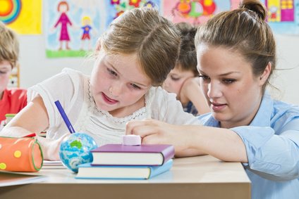 ilustrační foto: dívka ve škole při vyučování