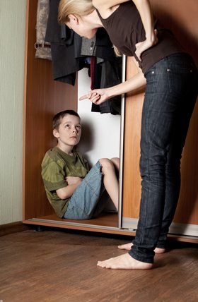 ilustrační obrázek - matka hubuje dítě