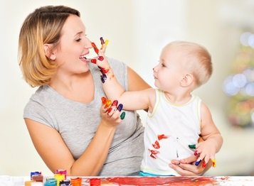 Matka a dítě s upatlanýma rukama Matka a dítě s upatlanýma rukama