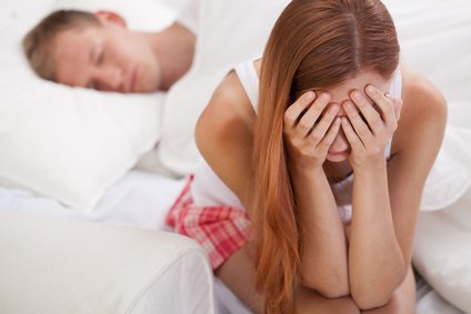 Plačící žena a spící muž Plačící žena a spící muž