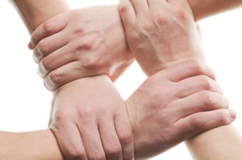 Čtyři ruce, držící se v kříži Čtyři ruce, držící se v kříži