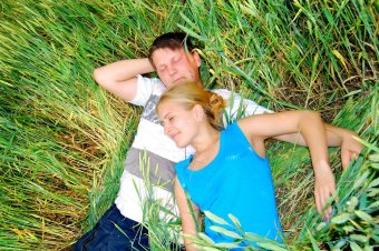 Chlapec a dívka na louce Chlapec a dívka na louce