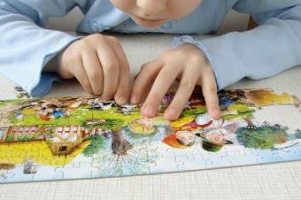 Dítě skládající puzzle