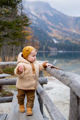 Dítě na dřevěném mole
