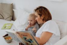 Matka čte dítěti