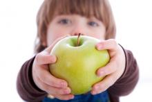dítě nabízí jablko