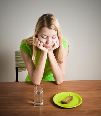 Dívka u stolu s jídlem