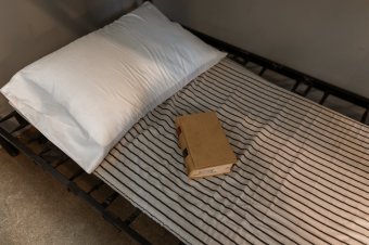 Vězeňská postel a kniha