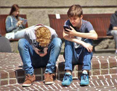 děti na mobilu